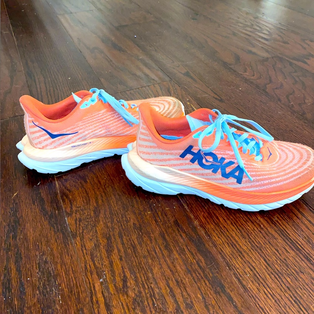 HOKAS size 6 great condition!